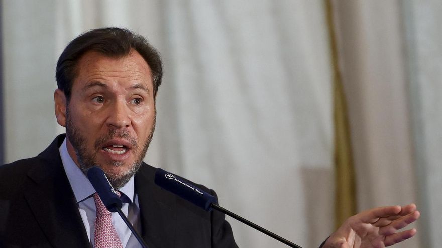 El ministro de Transportes y Movilidad Sostenible, Óscar Puente durante un desayuno informativo del Fórum Europa este lunes en Madrid. EFE/ Javier Lizón