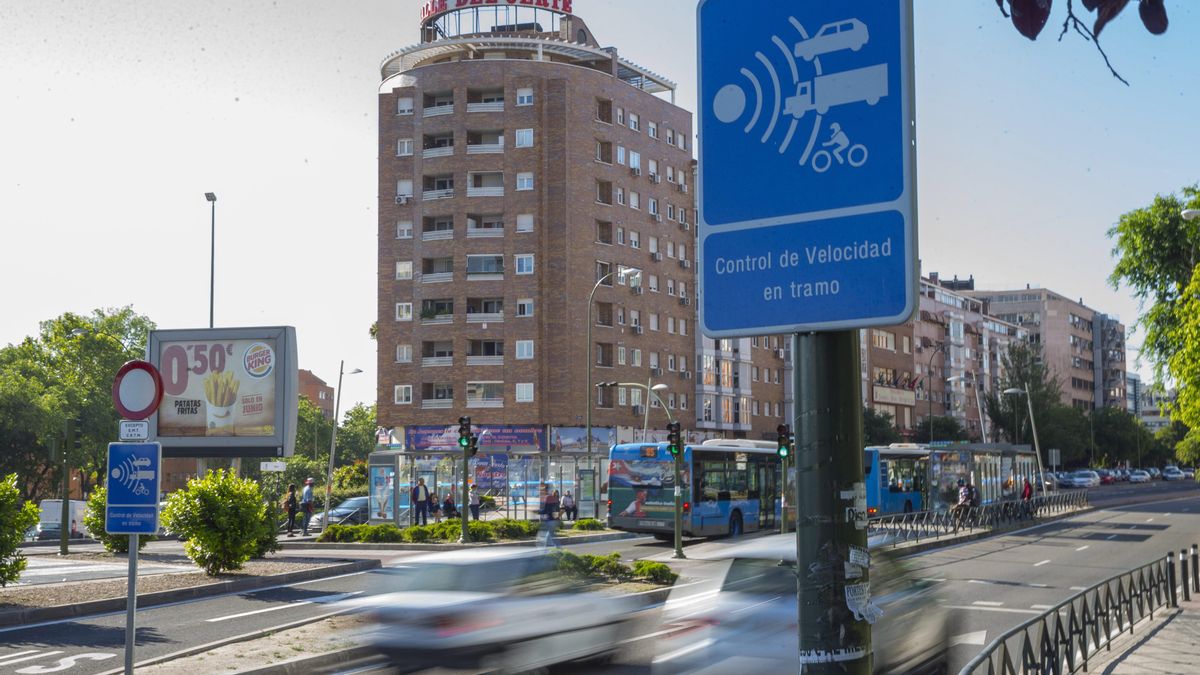Radar de tráfico instalado en la avenida de Córdoba de Madrid