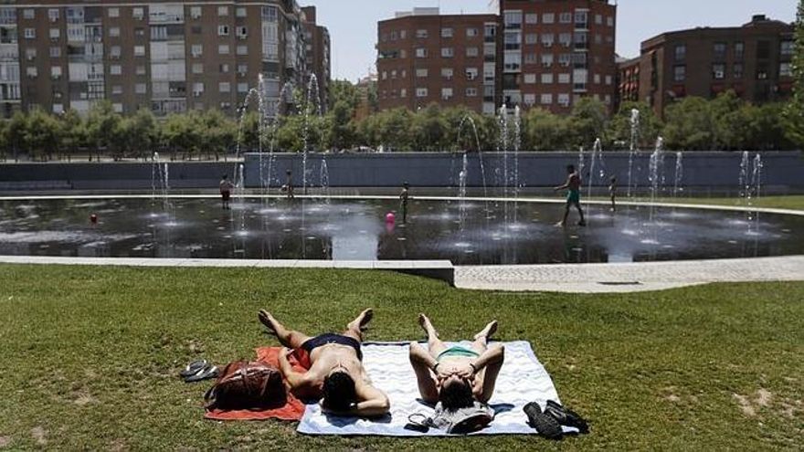 Aquí vuelve a haber playa: las fuentes de baño en Madrid Río reabren después de dos años cerradas