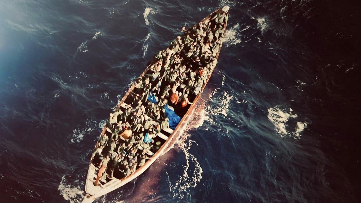 Cayuco con 133 personas rescatado cerca de El Hierro.