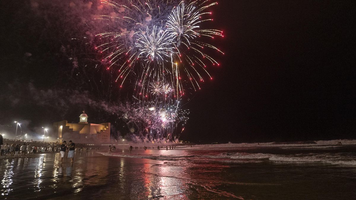 Fuegos artificiales. Fiestas Fundacionales 2024 en Las Palmas de Gran Canaria.
