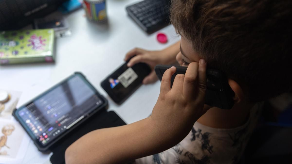 El primer móvil llega en Euskadi a los 11 años, el acceso al porno a los 12 y el 73,7% de menores de 13 tiene alguna red social