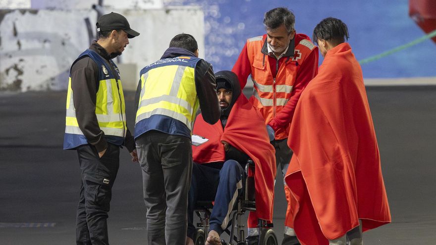La Guardamar Polimnia rescata este sábado, de madrugada, a 59 migrantes, entre ellos dos niñas y un bebé, que intentaban llegar a Lanzarote en una patera. Momento del desembarco en el puerto de Arrecife (Lanzarote). EFE/Adriel Perdomo