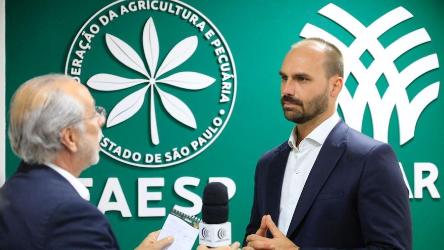 El hijo de Bolsonaro respaldó el "plan motosierra" de Milei para "terminar con los privilegios de la casta"