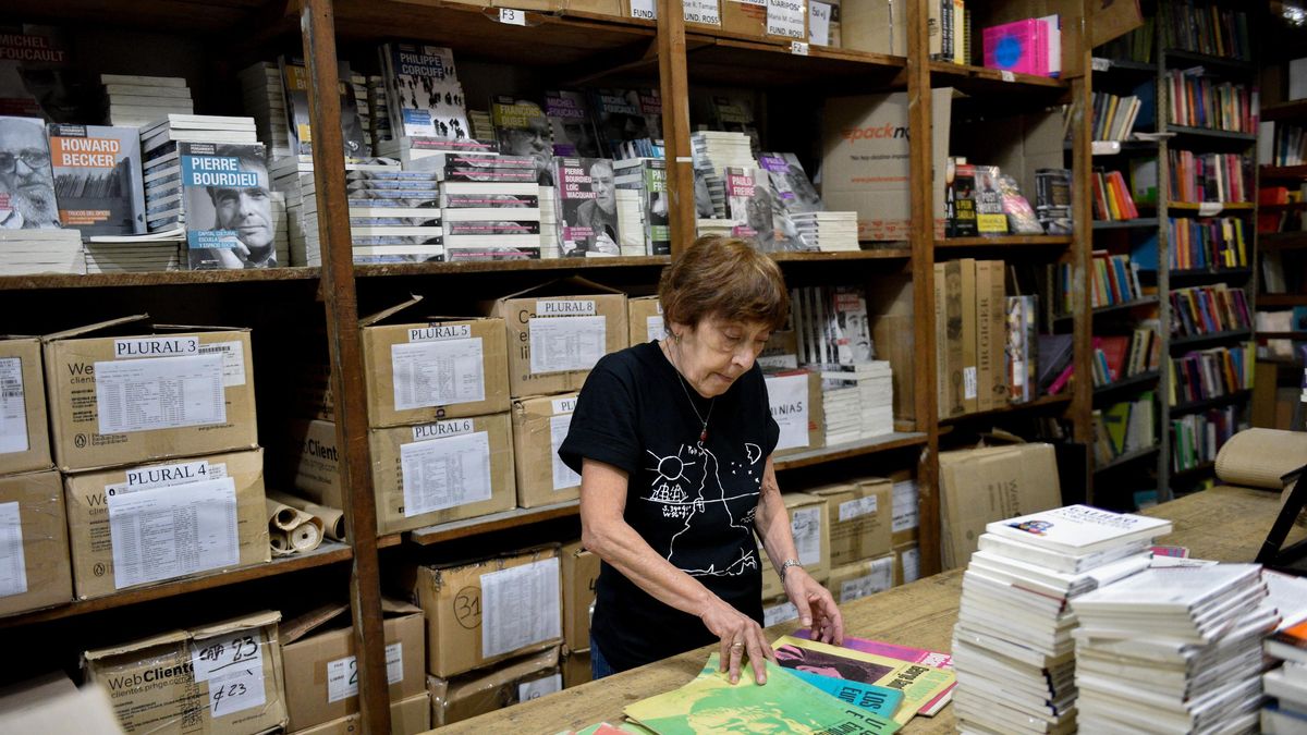 Marisú repasa alguno de los libros censurados.