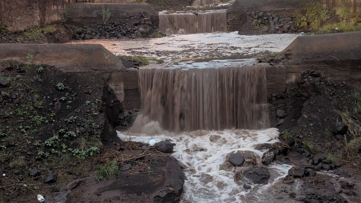 Barranco de Las Nieves, en el tramo del casco urbano de Santa Cruz de La Palma, este sábado, corriendo.