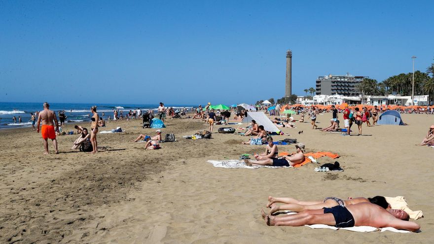 Numerosos turistas en la playa de Maspalomas este jueves Santo. EFE/ Elvira Urquijo A.