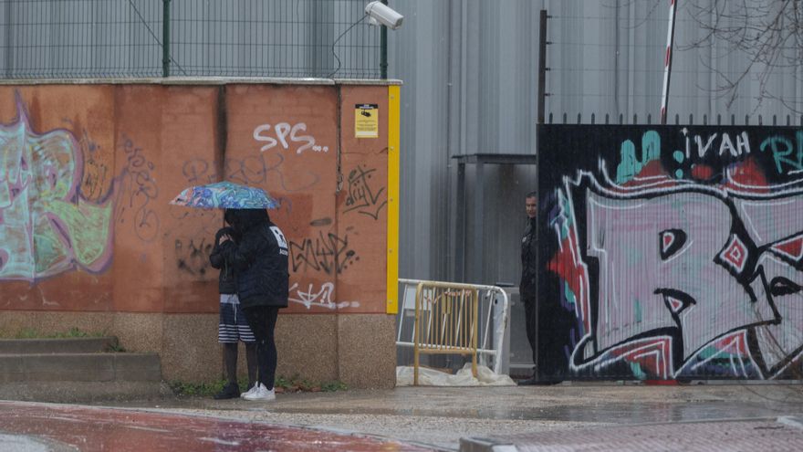El delegado del Gobierno en Madrid denuncia pintadas racistas en la fachada del centro de migrantes de Alcalá de Henares