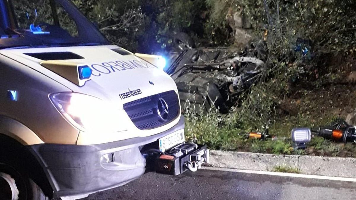 El vehículo en el que viajaban las dos víctimas mortales, volcado en la carretera AS-15 en Degaña.