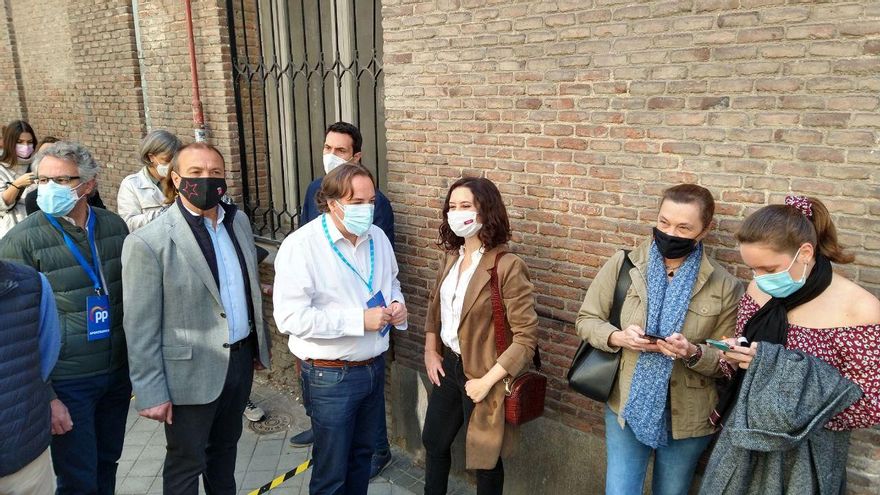 Ayuso, en la cola a punto de entrar a votar