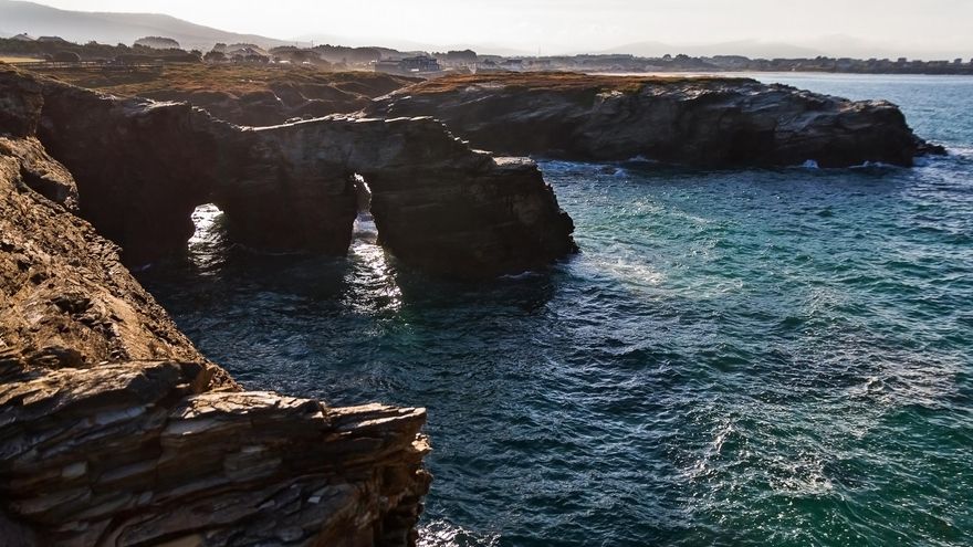 La playa española que parece una catedral solo cuando baja la marea: así se visita As Catedrais