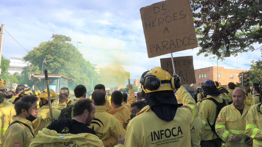 De héroes a parados: los bomberos del Infoca piden menos palabras bonitas y mejores condiciones laborales