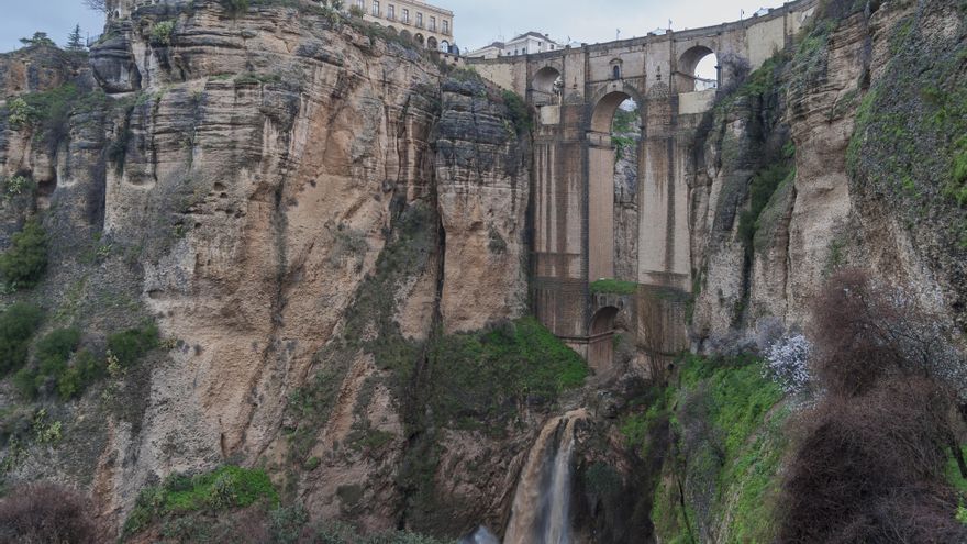 약 100m 높이의 안달루시아 다리는 타구스강의 석판을 사용하여 두 번째로 건설되었습니다.