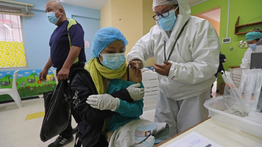 Una mujer recibe una vacuna contra la covid-19 en El Alto (Bolivia).EFE/ Martin Alipaz