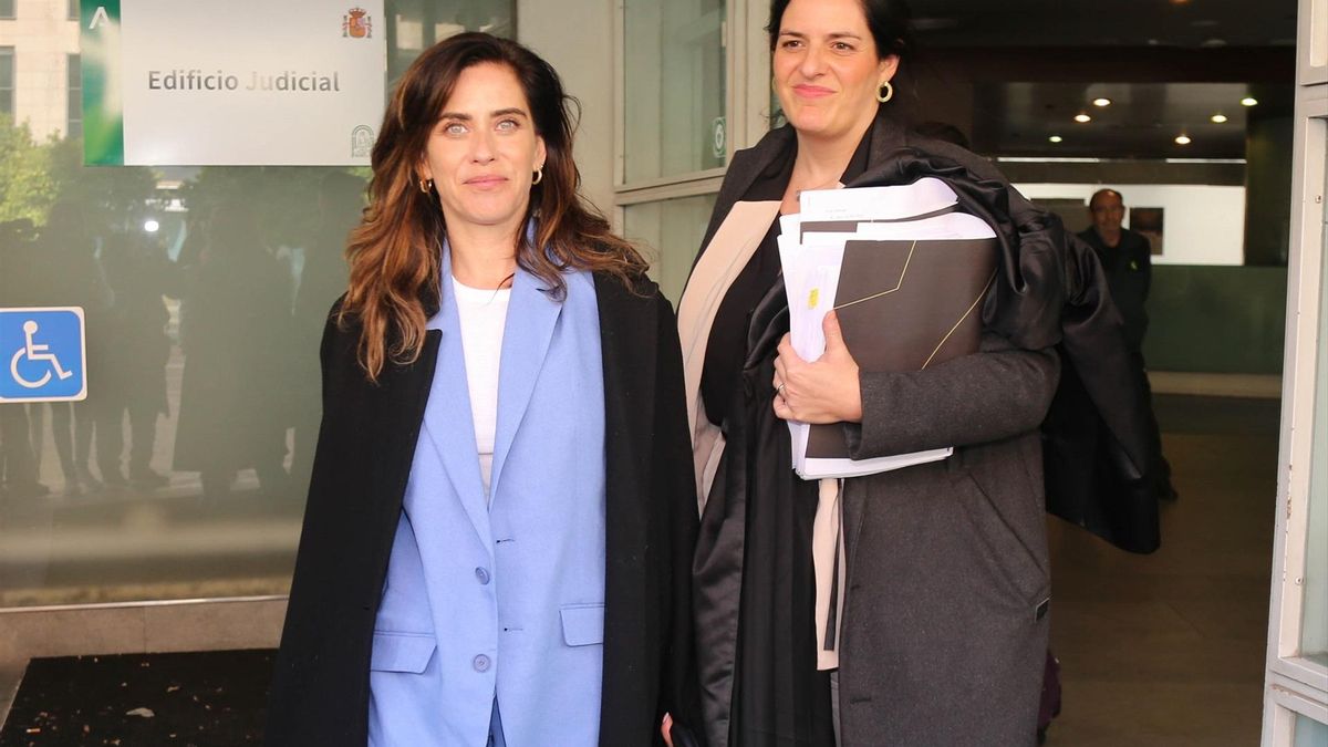 María León y su abogada, Carla Vall i Duran, salen de los juzgados.