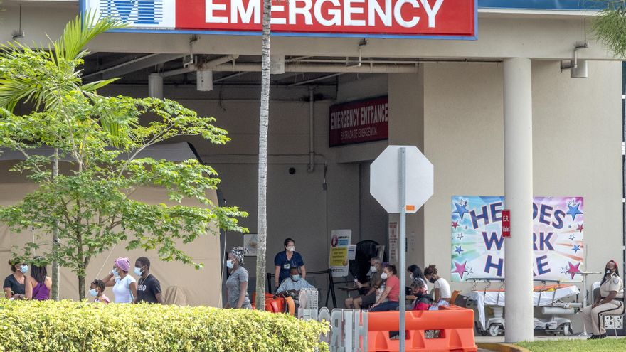 Personas esperan afuera de un hospital en Florida (EE.UU.). 