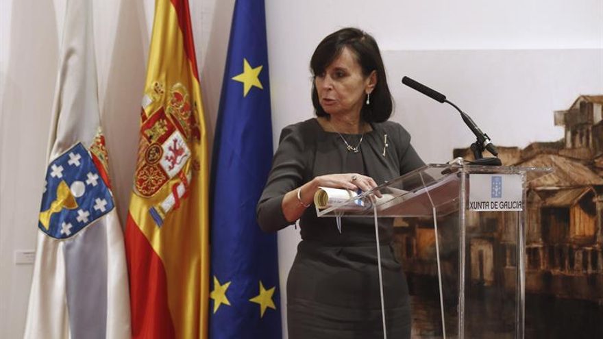 Un informe de la expresidenta del Constitucional avala hacer fijos a 800.000 empleados públicos que han encadenado contratos temporales