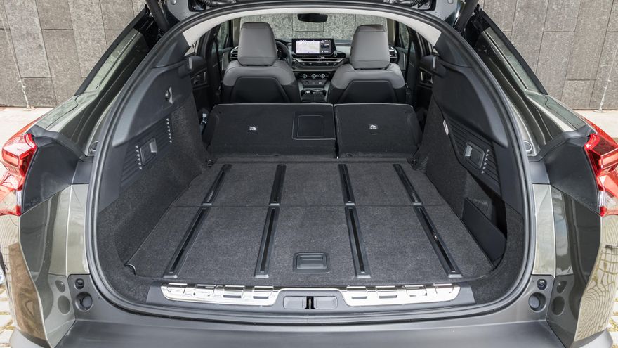 El CX 5 ofrece un maletero donde cabe el equipaje de toda la familia.