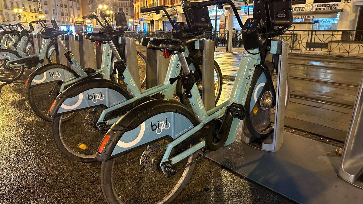 Los afectados por las caídas con Bizi Zaragoza piden suspender el servicio en días de lluvia