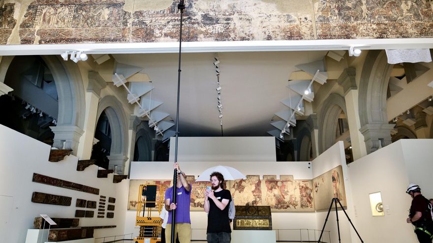 Los técnicos de Aragón enviados al MNAC estudian al detalle las medidas, la textura y los anclaje de las pinturas de Sijena