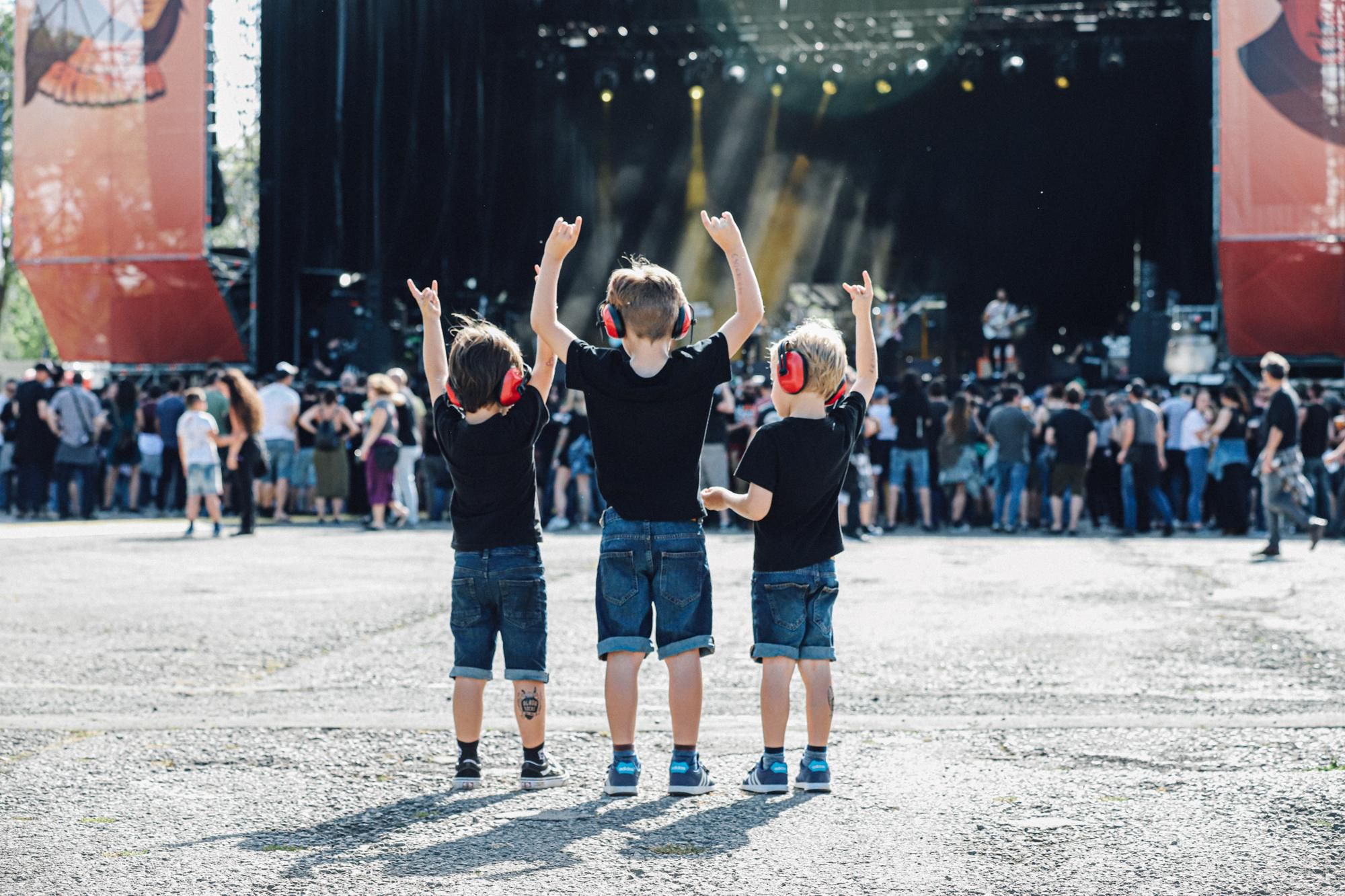 Unos niños disfrutan de la música del Azkena Rock Festival