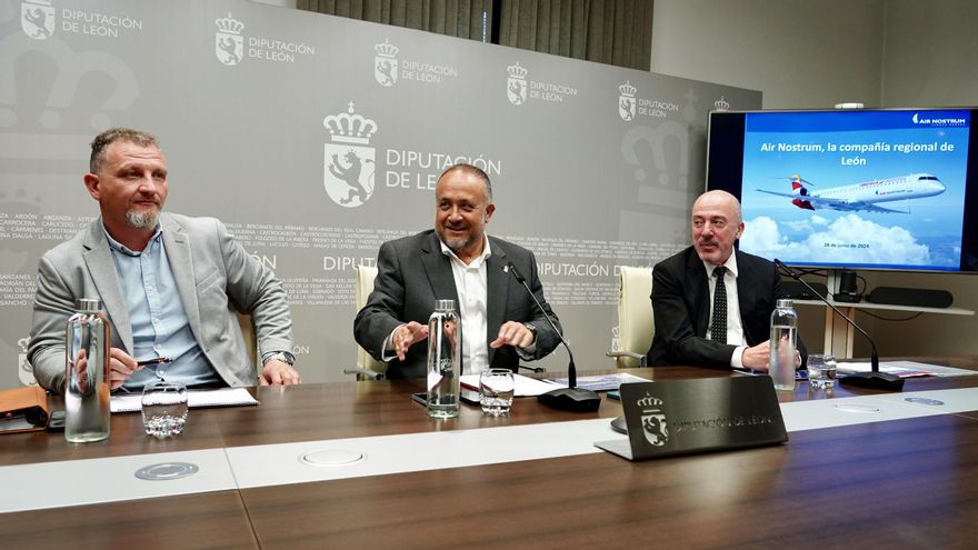 Diputado de Turismo, Octavio González, presidente de la Diputación, Álvarez Courel, y responsable de Air Nostru, Juan Corral.