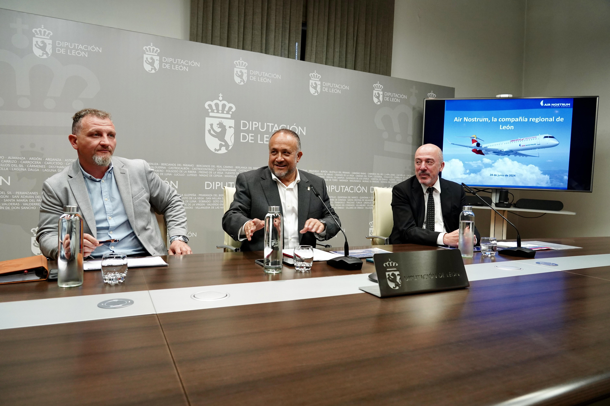 Firma del último contrato público del Consorcio del aeropuerto con la única compañía que ha operado en su historia, Air Nostrum.