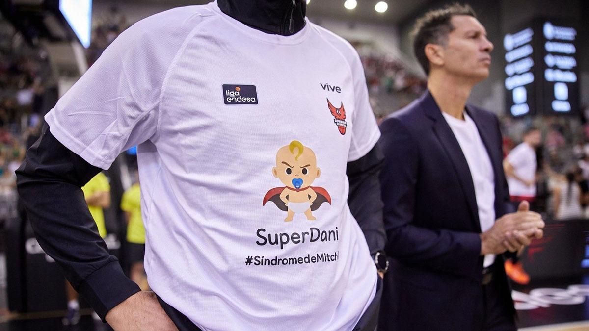 Camiseta solidaria de #SúperDani hecha por el Covirán Granada.