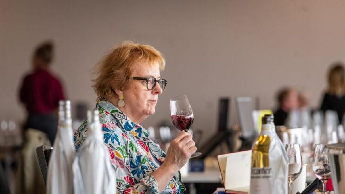La copresidenta Sarah Jane Evans, durante una sesión de las catas de los Decanter World Awards.