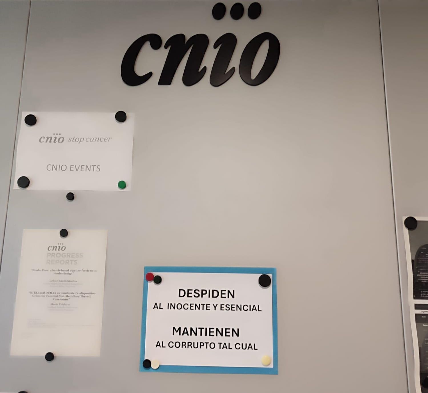 Un cartel de portesta dentro del edificio del CNIO.