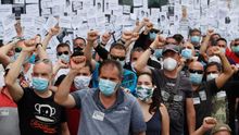 Trabajadores de Nissan protestan ante el concesionario de la marca en Granollers en el marco de las concentraciones que los trabajadores de la empresa realizan este viernes ante los concesionarios más importantes del área de Barcelona tras el anuncio del cierre realizado ayer por la multinacional.