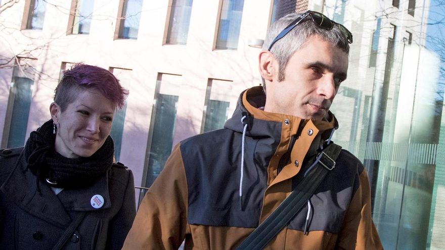 Los policías acusados de mutilar a Roger Español con una bala de goma aducen que estaban en "peligro extremo"