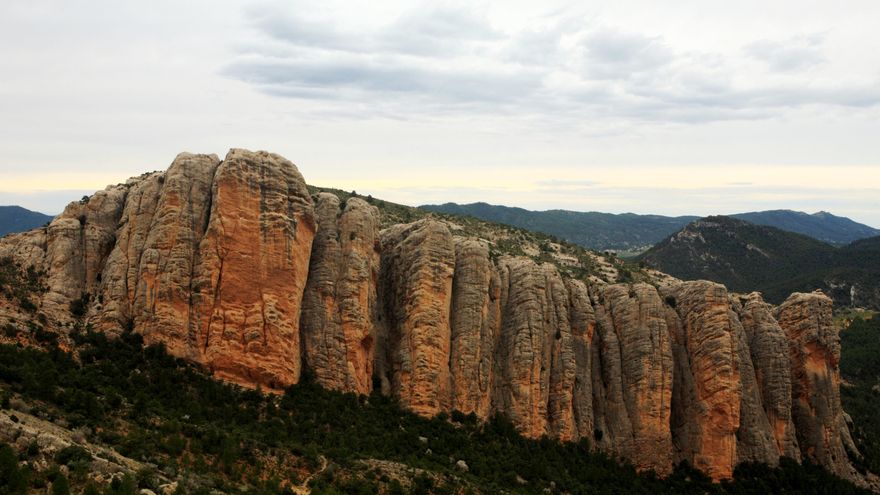 El pequeño pueblo de origen medieval y calles empinadas donde están los únicos restos de dinosaurios encontrados de toda esta provincia