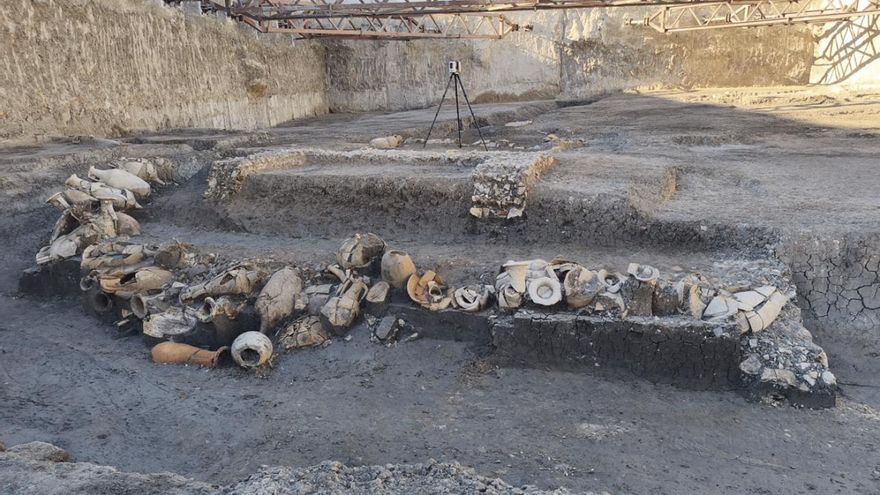 Eles descobrem um porto da era romana sob as ruas de Sevilha, de onde o vinho e o garum eram enviados para Roma.