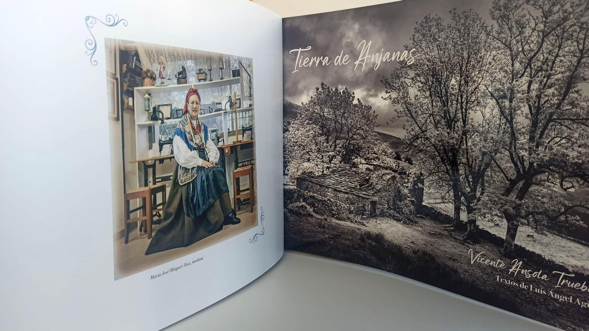 Interior del libro 'Tierra de Anjanas', de Vicente Ansola.