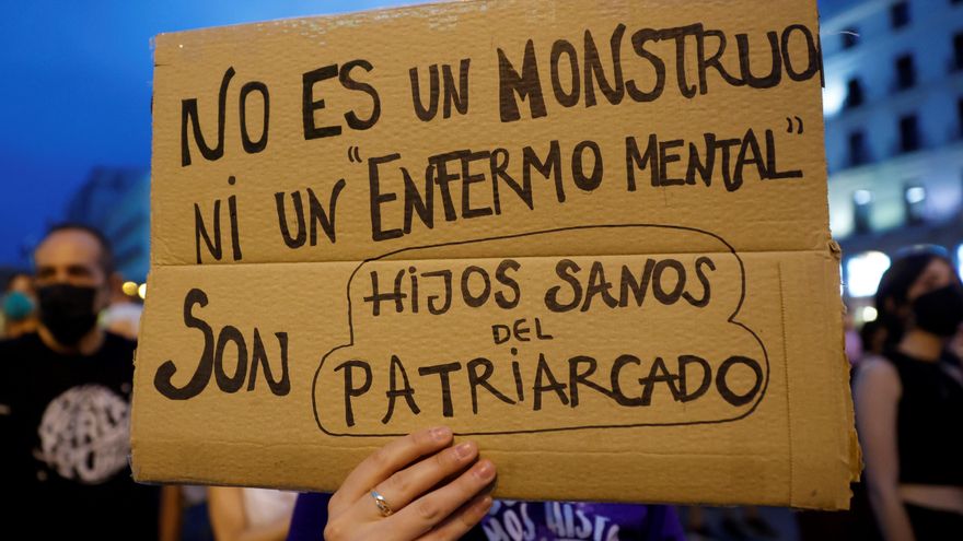 Cientos de personas se concentran hoy viernes en la madrileña Puerta del Sol para condenar los últimos casos de violencia machista