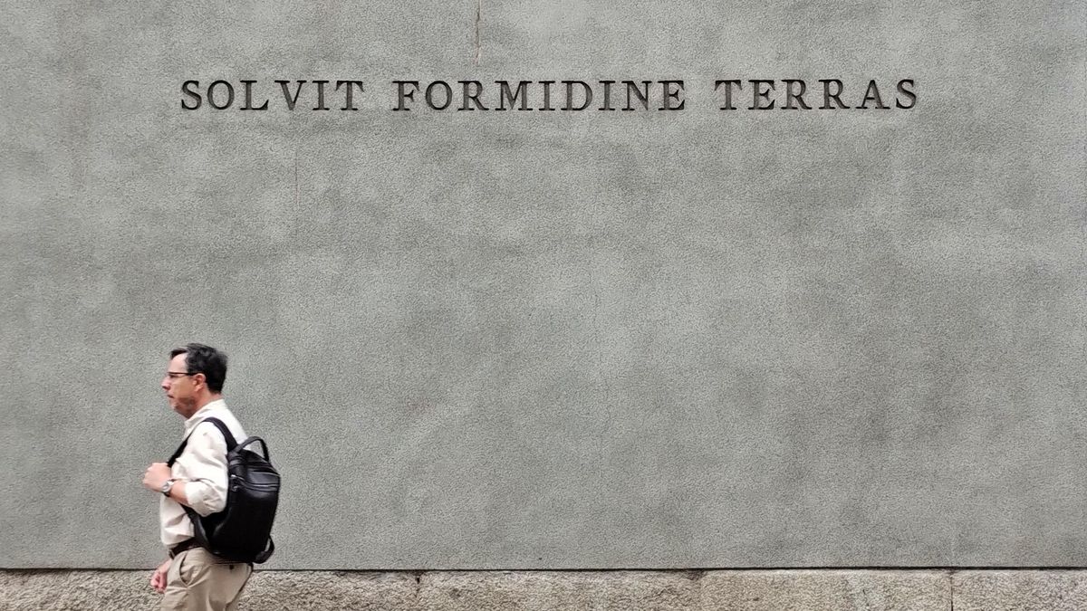 Inscripción en el exterior de Condeduque que se ha convertido en el lema del centro cultural para esta temporada