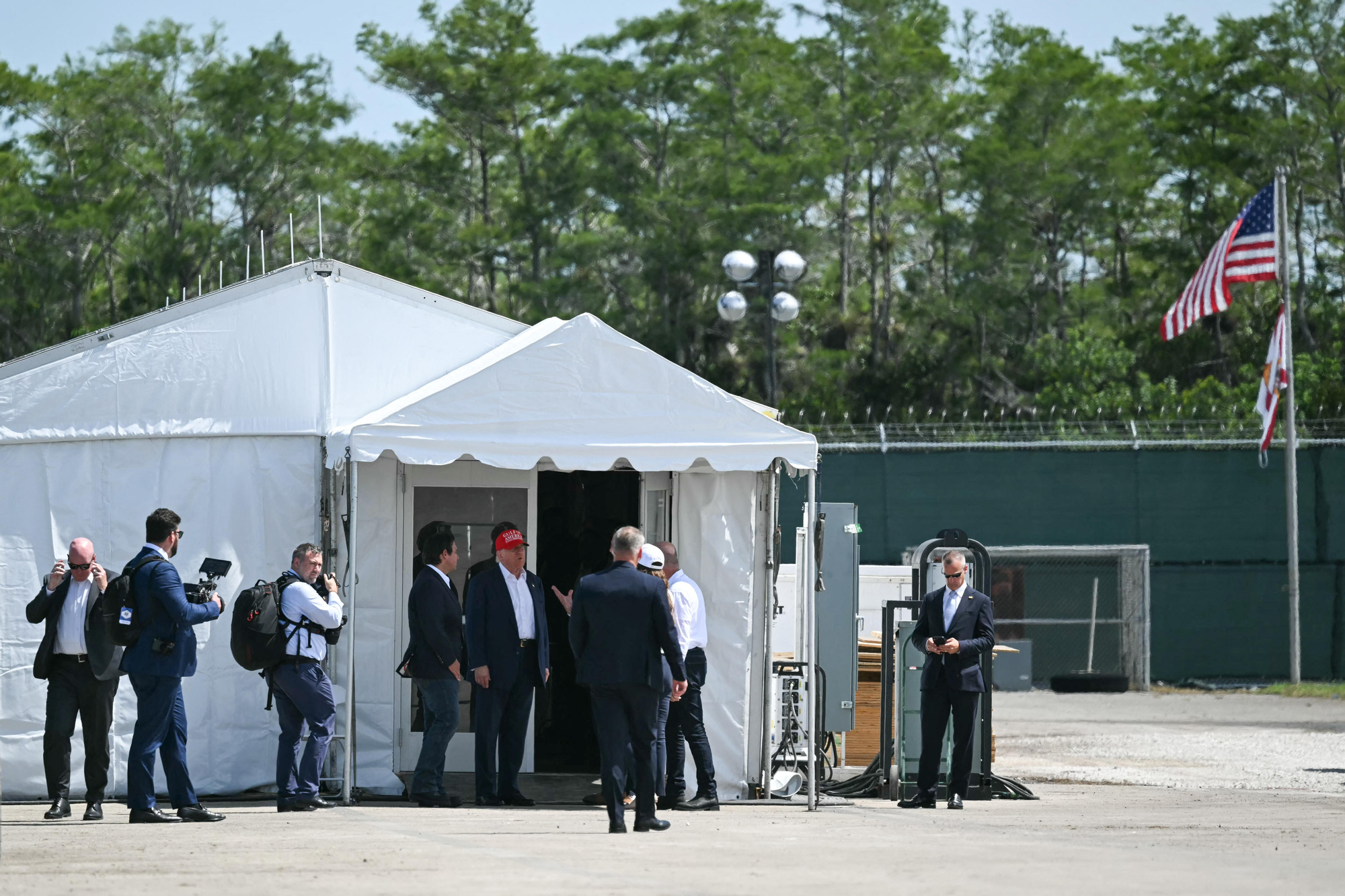 Donald Trump,  en el "Alligator Alcatraz", ubicado en el antiguo Aeropuerto de Entrenamiento y Transición Dade-Collier en Ochopee, Florida, el 1 de julio de 2025.