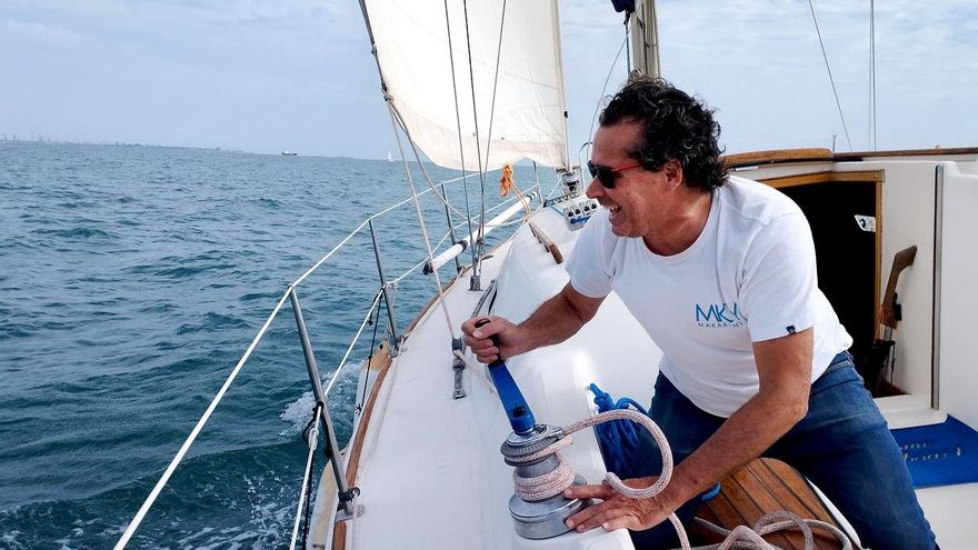 Manuel, navegando por la Bahía de Cádiz. 