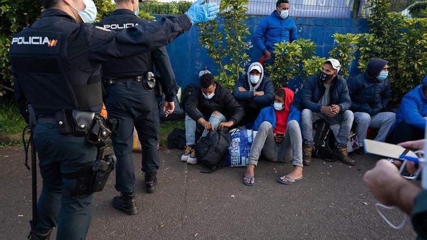 Un grupo de migrantes abandona el campamento de Las Raíces, Tenerife