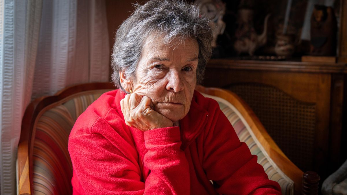 Maricarmen planta cara a una amenaza de desahucio a los 87 años: "Si me van a cortar el cuello, será luchando"