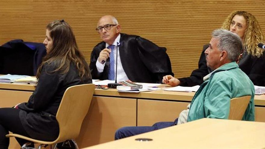 Los acusados de haber dejado morir a su bebé junto a sus abogados defensores.