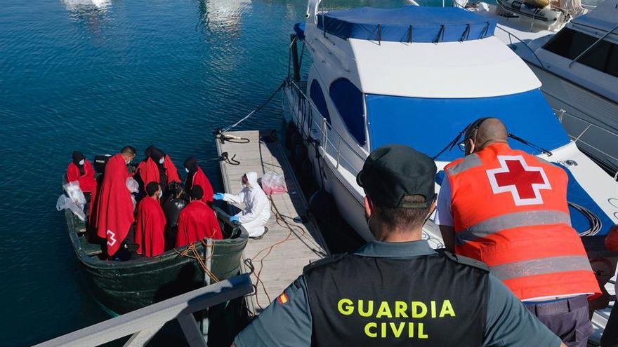 Cruz Roja denuncia el "acoso" que sufren sus voluntarios en Canarias por atender a migrantes