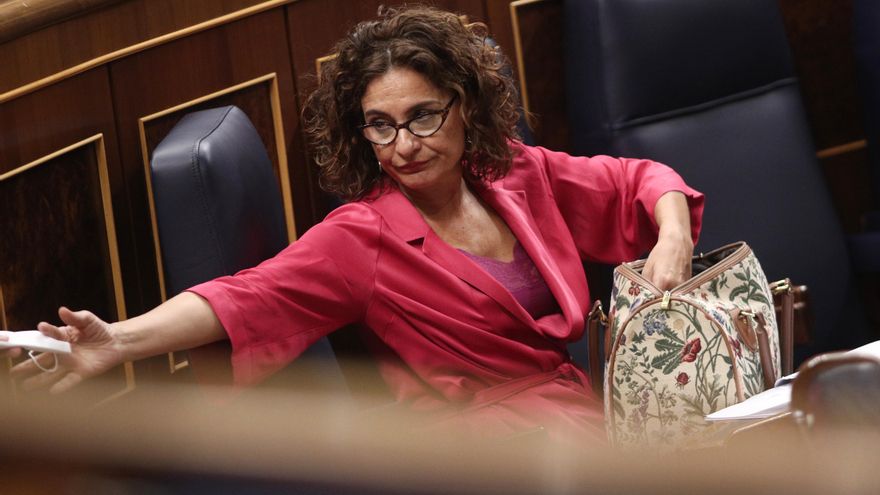 María Jesús Montero busca en su bolso una mascarilla y un diputado le presta otra en el Congreso.