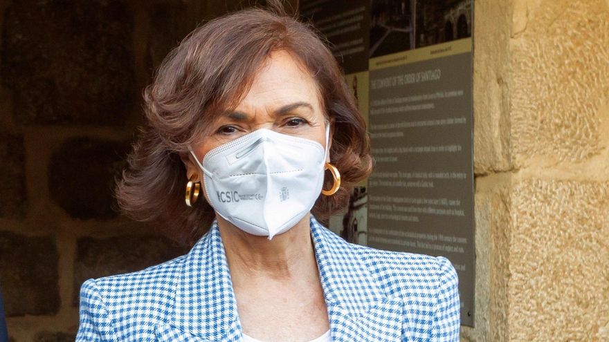 La vicepresidenta primera del Gobierno, Carmen Calvo, y el presidente de la Junta de Extremadura, Guillermo Fernández Vara, posan este miércoles en Mérida. EFE/Jero Morales