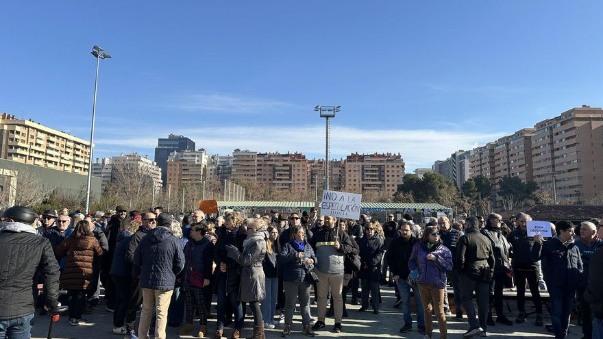 Cientos de vecinos de Vía Hispanidad se concentran contra la recalificación de suelo para construir 470 viviendas