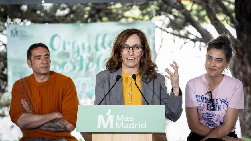 La ministra de Sanidad, Mónica García, interviene durante la celebración en Móstoles de las fiestas del 2 de mayo, a 2 de mayo de 2025, en Móstoles, Madrid (España).