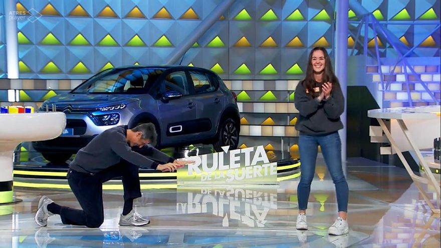 Jorge Fernández, de rodillas ante la exhibición de una concursante de 'La Ruleta'