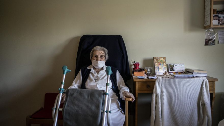 Ángela Lacasa, 103 años, esperando en su habitación por si la vacuna le provoca efectos secundarios.