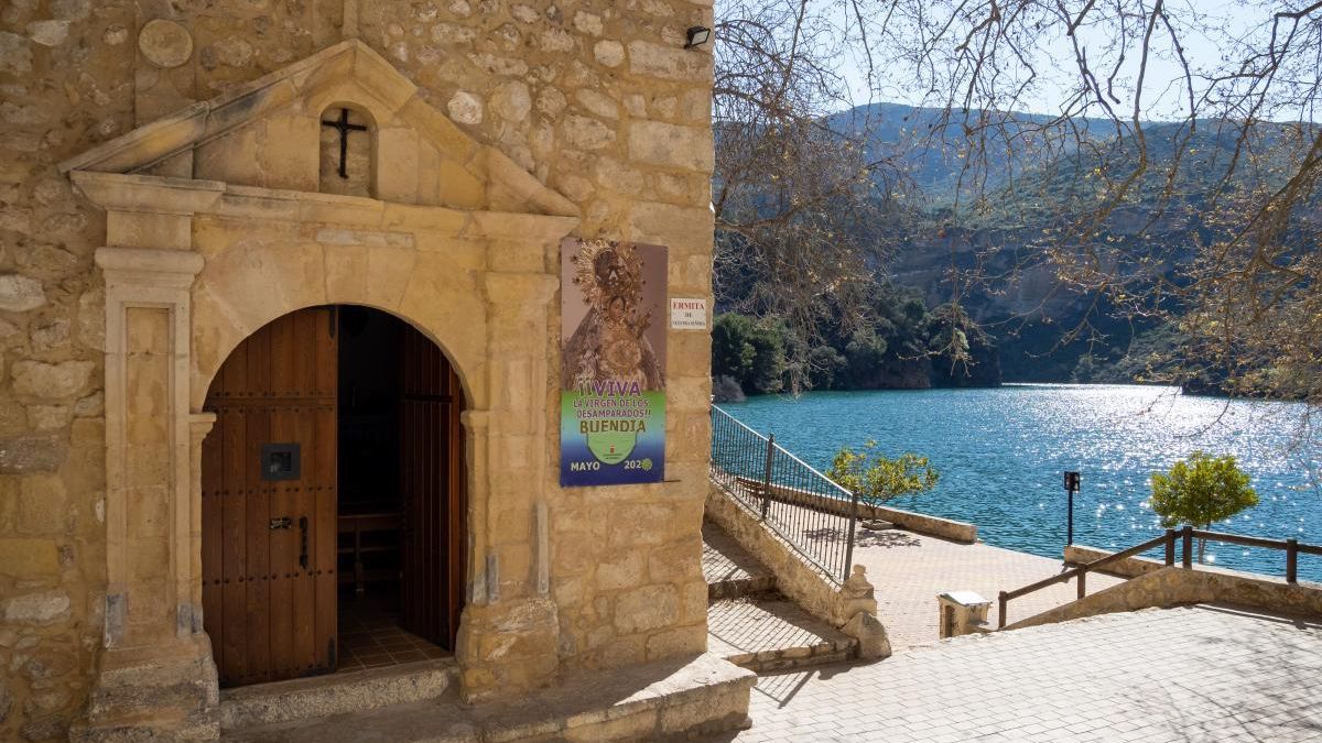 Escondida bajo un enorme barranco, a esta modesta ermita manchega del siglo XVI se puede llegar después de una preciosa ruta